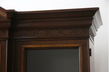 中古　美品　DREXEL HERITAGE(ドレクセルヘリテイジ)　高級感漂う上品なデザインのキャビネット(チャイナキャビネット、収納棚、戸棚、飾り棚、陳列棚、食器棚、カップボード)(R-064882)