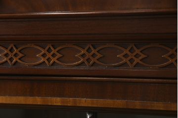 中古　美品　DREXEL HERITAGE(ドレクセルヘリテイジ)　高級感漂う上品なデザインのキャビネット(チャイナキャビネット、収納棚、戸棚、飾り棚、陳列棚、食器棚、カップボード)(R-064882)