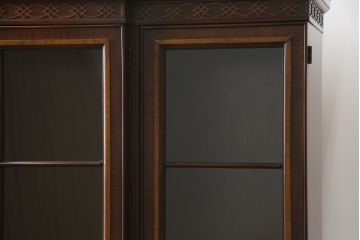 中古　美品　DREXEL HERITAGE(ドレクセルヘリテイジ)　高級感漂う上品なデザインのキャビネット(チャイナキャビネット、収納棚、戸棚、飾り棚、陳列棚、食器棚、カップボード)(R-064882)