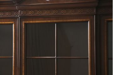 中古　美品　DREXEL HERITAGE(ドレクセルヘリテイジ)　高級感漂う上品なデザインのキャビネット(チャイナキャビネット、収納棚、戸棚、飾り棚、陳列棚、食器棚、カップボード)(R-064882)