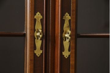 中古　美品　DREXEL HERITAGE(ドレクセルヘリテイジ)　高級感漂う上品なデザインのキャビネット(チャイナキャビネット、収納棚、戸棚、飾り棚、陳列棚、食器棚、カップボード)(R-064882)