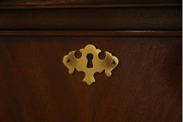 中古　美品　DREXEL HERITAGE(ドレクセルヘリテイジ)　高級感漂う上品なデザインのキャビネット(チャイナキャビネット、収納棚、戸棚、飾り棚、陳列棚、食器棚、カップボード)(R-064882)