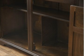 イギリスビンテージ　エルム材　クラシカルな佇まいが魅力のステンドグラス入りサイドキャビネット(収納棚、戸棚、飾り棚、サイドボード、ヴィンテージ)(R-064883)