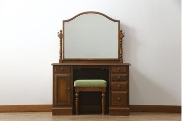 中古　美品　三越家具(現カントリーハウス)　Brugge(ブルージュ)　オーク材　クラシカルな雰囲気漂うドレッサーとスツールのセット(鏡台、ミラー、イス、椅子)(定価約33万円)(R-064886)