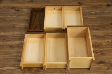 中古　美品　三越家具(現カントリーハウス)　Brugge(ブルージュ)　オーク材　クラシカルな雰囲気漂うドレッサーとスツールのセット(鏡台、ミラー、イス、椅子)(定価約33万円)(R-064886)