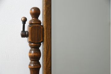 中古　美品　三越家具(現カントリーハウス)　Brugge(ブルージュ)　オーク材　クラシカルな雰囲気漂うドレッサーとスツールのセット(鏡台、ミラー、イス、椅子)(定価約33万円)(R-064886)