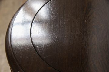 中古　広島県　博永家具　便利な収納付き!!シックな色合いと美しい杢目が目を惹くまる花台(スツール、サイドテーブル、サイドチェスト、サイドキャビネット、飾り台)(R-064894)
