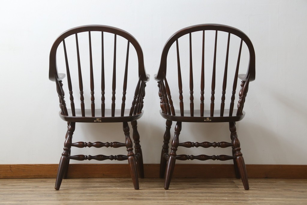 和製ビンテージ　ビーチ材　柏木工　凝った装飾が魅力的なウィンザーチェア2脚セット　(R-064898)