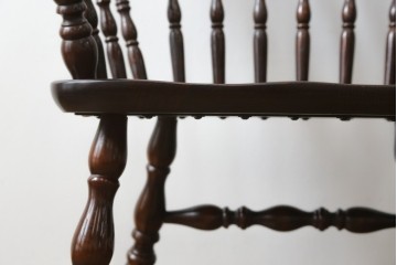 和製ビンテージ　ビーチ材　柏木工　凝った装飾が魅力的なウィンザーチェア2脚セット　(R-064898)