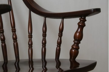 和製ビンテージ　ビーチ材　柏木工　凝った装飾が魅力的なウィンザーチェア2脚セット　(R-064898)