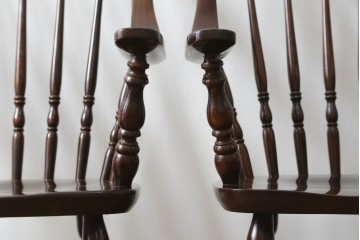 和製ビンテージ　ビーチ材　柏木工　凝った装飾が魅力的なウィンザーチェア2脚セット　(R-064898)