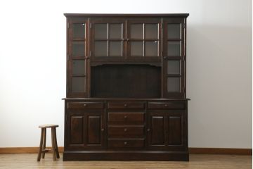 中古　美品　北海道民芸家具　絶版品!落ち着いた色合いとクラシカルなデザインが魅力的なキャビネット(定価約50万円)(飾り棚、食器棚、収納棚、戸棚、カップボード)(R-064901)