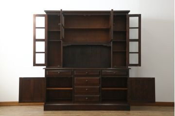 中古　美品　北海道民芸家具　絶版品!落ち着いた色合いとクラシカルなデザインが魅力的なキャビネット(定価約50万円)(飾り棚、食器棚、収納棚、戸棚、カップボード)(R-064901)