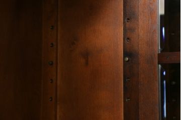 中古　美品　北海道民芸家具　絶版品!落ち着いた色合いとクラシカルなデザインが魅力的なキャビネット(定価約50万円)(飾り棚、食器棚、収納棚、戸棚、カップボード)(R-064901)