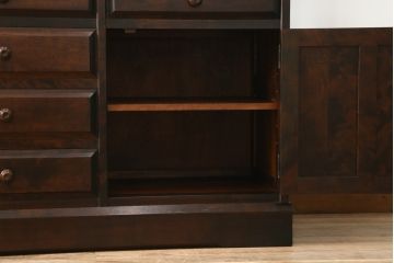 中古　美品　北海道民芸家具　絶版品!落ち着いた色合いとクラシカルなデザインが魅力的なキャビネット(定価約50万円)(飾り棚、食器棚、収納棚、戸棚、カップボード)(R-064901)