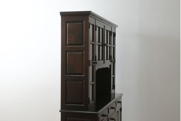 中古　美品　北海道民芸家具　絶版品!落ち着いた色合いとクラシカルなデザインが魅力的なキャビネット(定価約50万円)(飾り棚、食器棚、収納棚、戸棚、カップボード)(R-064901)