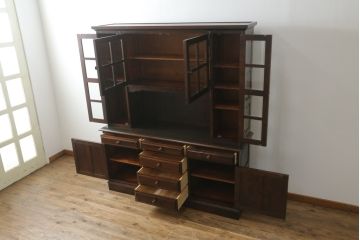 中古　美品　北海道民芸家具　絶版品!落ち着いた色合いとクラシカルなデザインが魅力的なキャビネット(定価約50万円)(飾り棚、食器棚、収納棚、戸棚、カップボード)(R-064901)