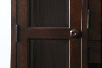 中古　美品　北海道民芸家具　絶版品!落ち着いた色合いとクラシカルなデザインが魅力的なキャビネット(定価約50万円)(飾り棚、食器棚、収納棚、戸棚、カップボード)(R-064901)