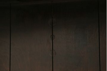 中古　美品　北海道民芸家具　絶版品!落ち着いた色合いとクラシカルなデザインが魅力的なキャビネット(定価約50万円)(飾り棚、食器棚、収納棚、戸棚、カップボード)(R-064901)