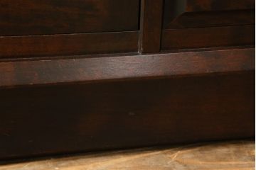 中古　美品　北海道民芸家具　絶版品!落ち着いた色合いとクラシカルなデザインが魅力的なキャビネット(定価約50万円)(飾り棚、食器棚、収納棚、戸棚、カップボード)(R-064901)
