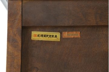 中古　美品　北海道民芸家具　絶版品!落ち着いた色合いとクラシカルなデザインが魅力的なキャビネット(定価約50万円)(飾り棚、食器棚、収納棚、戸棚、カップボード)(R-064901)
