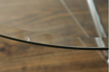 中古　Cassina(カッシーナ)　713　スタイリッシュなデザインがワンランク上の暮らしを演出するセンターテーブル(ローテーブル、カクテルテーブル、カフェテーブル、コーヒーテーブル、ラウンドテーブル、ガラス)(定価約46万円)(R-064902)