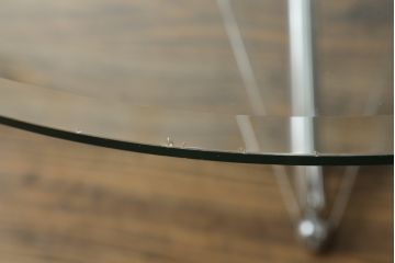 中古　Cassina(カッシーナ)　713　スタイリッシュなデザインがワンランク上の暮らしを演出するセンターテーブル(ローテーブル、カクテルテーブル、カフェテーブル、コーヒーテーブル、ラウンドテーブル、ガラス)(定価約46万円)(R-064902)