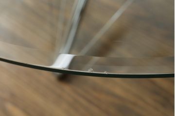 中古　Cassina(カッシーナ)　713　スタイリッシュなデザインがワンランク上の暮らしを演出するセンターテーブル(ローテーブル、カクテルテーブル、カフェテーブル、コーヒーテーブル、ラウンドテーブル、ガラス)(定価約46万円)(R-064902)