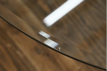 中古　Cassina(カッシーナ)　713　スタイリッシュなデザインがワンランク上の暮らしを演出するセンターテーブル(ローテーブル、カクテルテーブル、カフェテーブル、コーヒーテーブル、ラウンドテーブル、ガラス)(定価約46万円)(R-064902)