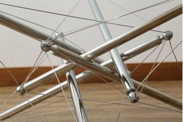 中古　Cassina(カッシーナ)　713　スタイリッシュなデザインがワンランク上の暮らしを演出するセンターテーブル(ローテーブル、カクテルテーブル、カフェテーブル、コーヒーテーブル、ラウンドテーブル、ガラス)(定価約46万円)(R-064902)