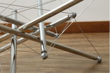 中古　Cassina(カッシーナ)　713　スタイリッシュなデザインがワンランク上の暮らしを演出するセンターテーブル(ローテーブル、カクテルテーブル、カフェテーブル、コーヒーテーブル、ラウンドテーブル、ガラス)(定価約46万円)(R-064902)
