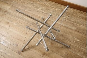 中古　Cassina(カッシーナ)　713　スタイリッシュなデザインがワンランク上の暮らしを演出するセンターテーブル(ローテーブル、カクテルテーブル、カフェテーブル、コーヒーテーブル、ラウンドテーブル、ガラス)(定価約46万円)(R-064902)