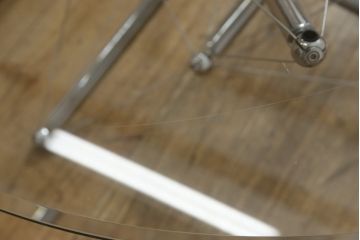 中古　美品　Cassina(カッシーナ)　713　スタイリッシュなデザインがワンランク上の暮らしを演出するセンターテーブル(ローテーブル、カクテルテーブル、カフェテーブル、コーヒーテーブル、ラウンドテーブル、ガラス)(定価約46万円)(R-064905)