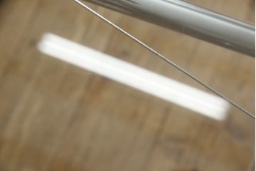 中古　美品　Cassina(カッシーナ)　713　スタイリッシュなデザインがワンランク上の暮らしを演出するセンターテーブル(ローテーブル、カクテルテーブル、カフェテーブル、コーヒーテーブル、ラウンドテーブル、ガラス)(定価約46万円)(R-064905)