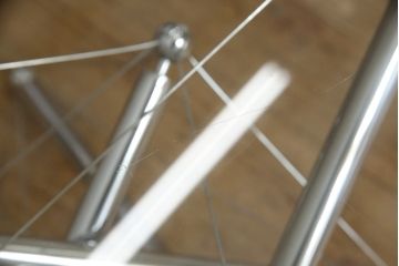 中古　美品　Cassina(カッシーナ)　713　スタイリッシュなデザインがワンランク上の暮らしを演出するセンターテーブル(ローテーブル、カクテルテーブル、カフェテーブル、コーヒーテーブル、ラウンドテーブル、ガラス)(定価約46万円)(R-064905)