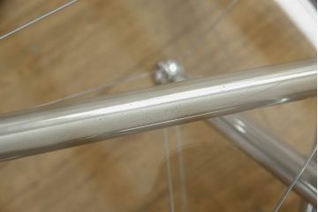 中古　美品　Cassina(カッシーナ)　713　スタイリッシュなデザインがワンランク上の暮らしを演出するセンターテーブル(ローテーブル、カクテルテーブル、カフェテーブル、コーヒーテーブル、ラウンドテーブル、ガラス)(定価約46万円)(R-064905)