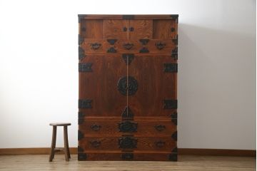 中古　美品　岩谷堂箪笥(菊幸)　欅(ケヤキ)材　漆塗り　存在感のある金具と迫力のある杢目が目を惹く整理箪笥(チェスト、衣装タンス、引き出し、着物箪笥、和たんす)(R-064906)