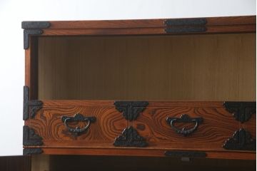 中古　美品　岩谷堂箪笥(菊幸)　欅(ケヤキ)材　漆塗り　存在感のある金具と迫力のある杢目が目を惹く整理箪笥(チェスト、衣装タンス、引き出し、着物箪笥、和たんす)(R-064906)