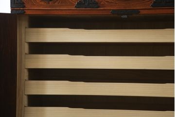 中古　美品　岩谷堂箪笥(菊幸)　欅(ケヤキ)材　漆塗り　存在感のある金具と迫力のある杢目が目を惹く整理箪笥(チェスト、衣装タンス、引き出し、着物箪笥、和たんす)(R-064906)