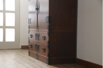 中古　美品　岩谷堂箪笥(菊幸)　欅(ケヤキ)材　漆塗り　存在感のある金具と迫力のある杢目が目を惹く整理箪笥(チェスト、衣装タンス、引き出し、着物箪笥、和たんす)(R-064906)