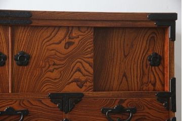 中古　美品　岩谷堂箪笥(菊幸)　欅(ケヤキ)材　漆塗り　存在感のある金具と迫力のある杢目が目を惹く整理箪笥(チェスト、衣装タンス、引き出し、着物箪笥、和たんす)(R-064906)