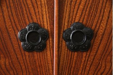 中古　美品　岩谷堂箪笥(菊幸)　欅(ケヤキ)材　漆塗り　存在感のある金具と迫力のある杢目が目を惹く整理箪笥(チェスト、衣装タンス、引き出し、着物箪笥、和たんす)(R-064906)