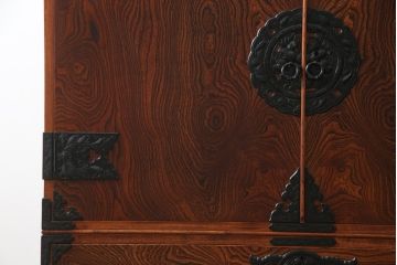 中古　美品　岩谷堂箪笥(菊幸)　欅(ケヤキ)材　漆塗り　存在感のある金具と迫力のある杢目が目を惹く整理箪笥(チェスト、衣装タンス、引き出し、着物箪笥、和たんす)(R-064906)