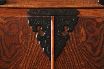 中古　美品　岩谷堂箪笥(菊幸)　欅(ケヤキ)材　漆塗り　存在感のある金具と迫力のある杢目が目を惹く整理箪笥(チェスト、衣装タンス、引き出し、着物箪笥、和たんす)(R-064906)