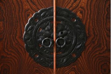中古　美品　岩谷堂箪笥(菊幸)　欅(ケヤキ)材　漆塗り　存在感のある金具と迫力のある杢目が目を惹く整理箪笥(チェスト、衣装タンス、引き出し、着物箪笥、和たんす)(R-064906)