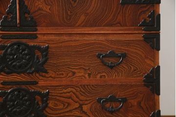 中古　美品　岩谷堂箪笥(菊幸)　欅(ケヤキ)材　漆塗り　存在感のある金具と迫力のある杢目が目を惹く整理箪笥(チェスト、衣装タンス、引き出し、着物箪笥、和たんす)(R-064906)