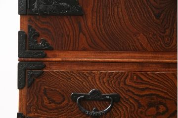中古　美品　岩谷堂箪笥(菊幸)　欅(ケヤキ)材　漆塗り　存在感のある金具と迫力のある杢目が目を惹く整理箪笥(チェスト、衣装タンス、引き出し、着物箪笥、和たんす)(R-064906)