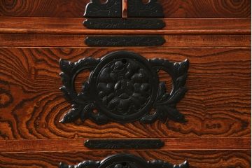 中古　美品　岩谷堂箪笥(菊幸)　欅(ケヤキ)材　漆塗り　存在感のある金具と迫力のある杢目が目を惹く整理箪笥(チェスト、衣装タンス、引き出し、着物箪笥、和たんす)(R-064906)