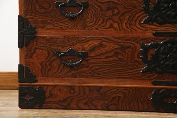 中古　美品　岩谷堂箪笥(菊幸)　欅(ケヤキ)材　漆塗り　存在感のある金具と迫力のある杢目が目を惹く整理箪笥(チェスト、衣装タンス、引き出し、着物箪笥、和たんす)(R-064906)