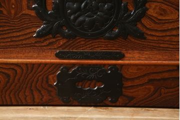 中古　美品　岩谷堂箪笥(菊幸)　欅(ケヤキ)材　漆塗り　存在感のある金具と迫力のある杢目が目を惹く整理箪笥(チェスト、衣装タンス、引き出し、着物箪笥、和たんす)(R-064906)